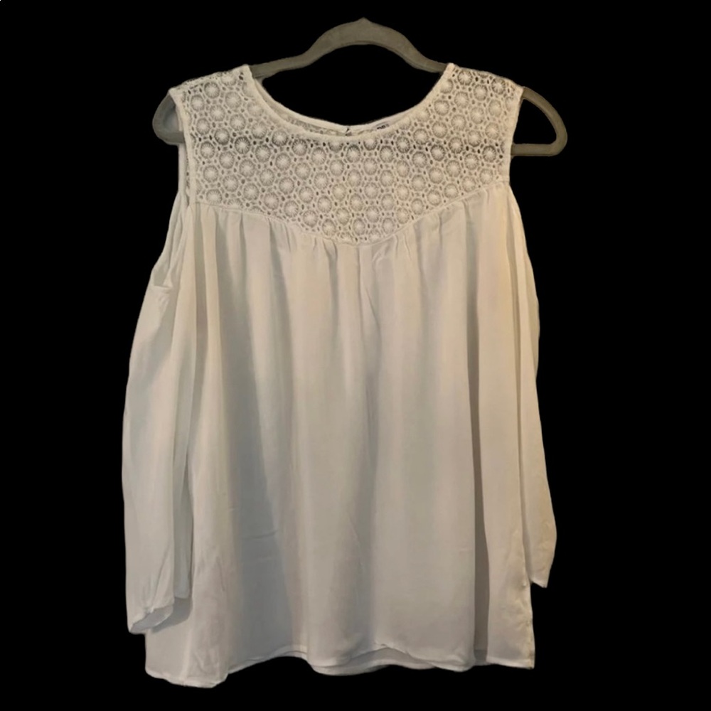 Light Weight White Spring Top- Size XL (Closer to L)